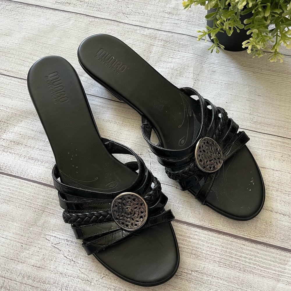 Munro low heel black sandals with silver accent sz 10N